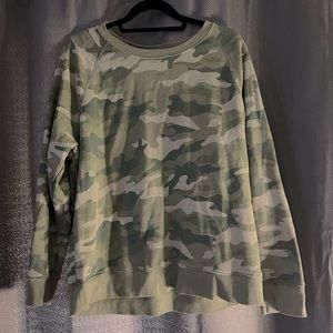 CAMO CREWNECK